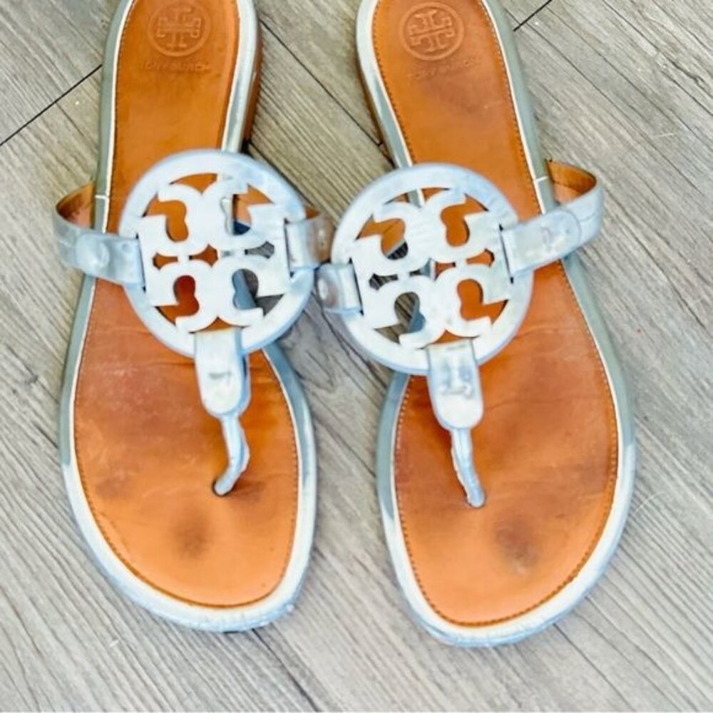 Tory Burch Miller Flip Flop Sandals Women, Size 8.5 Silver Tan Metallic Chrome - Picture 3 of 9